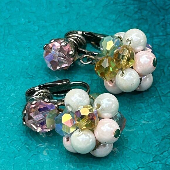Vtg Laguna Dangle Drop Clip-On Earrings Multi Clustered AB Crystal & Faux Pearls - Picture 5 of 8